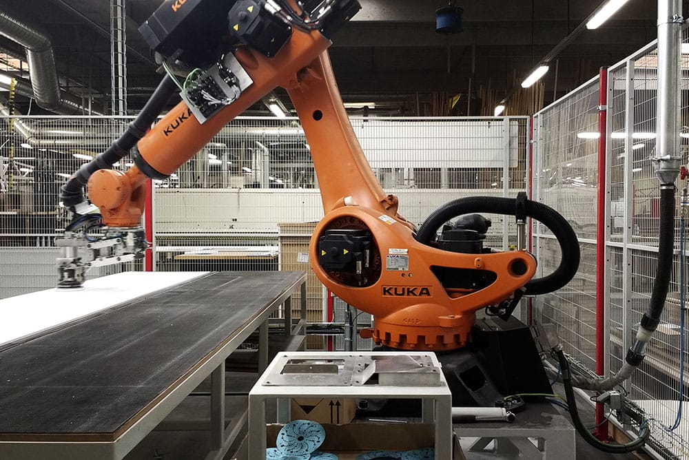 KUKA industrirobot arm flytter plader